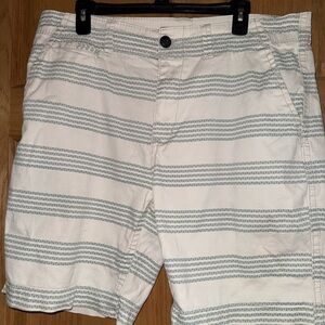 Unionbay cream and green design shorts size 36 men’s